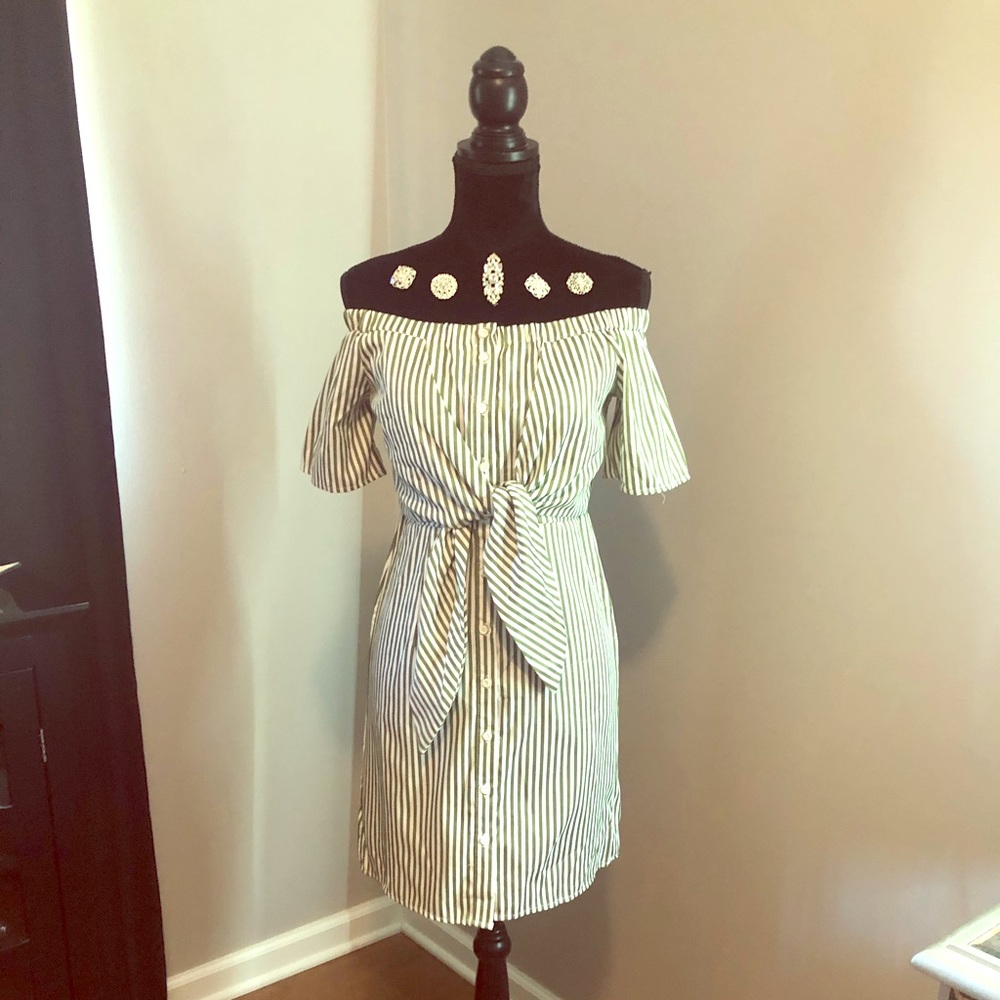 Off the shoulder front tie button down dress!